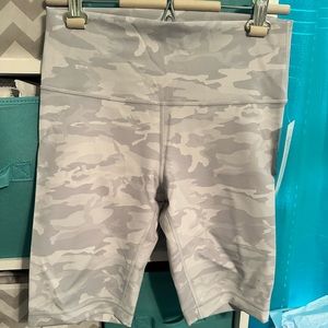 Lulu Lemon 🍋 BNWT Wunder Under size 10,  10” shorts